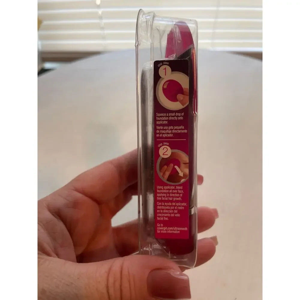 NEW in Package CoverGirl Ultra Smooth Foundation w/ Applicator Classic Tan 860
